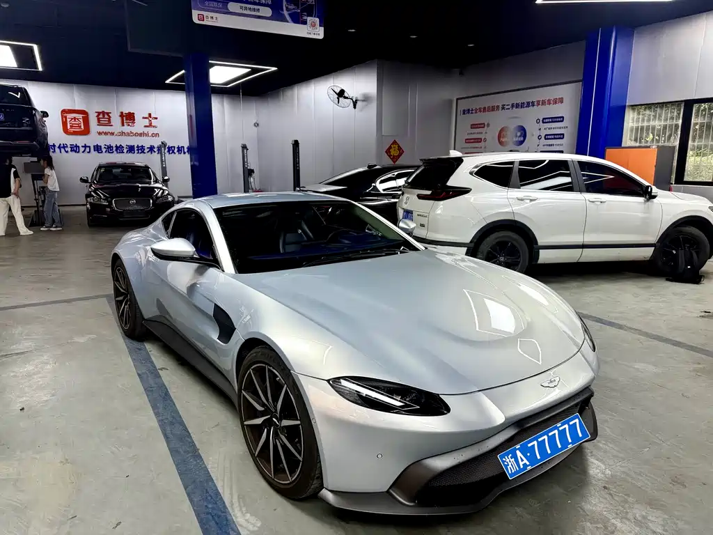 Aston Martin V8 Vantage 2021
