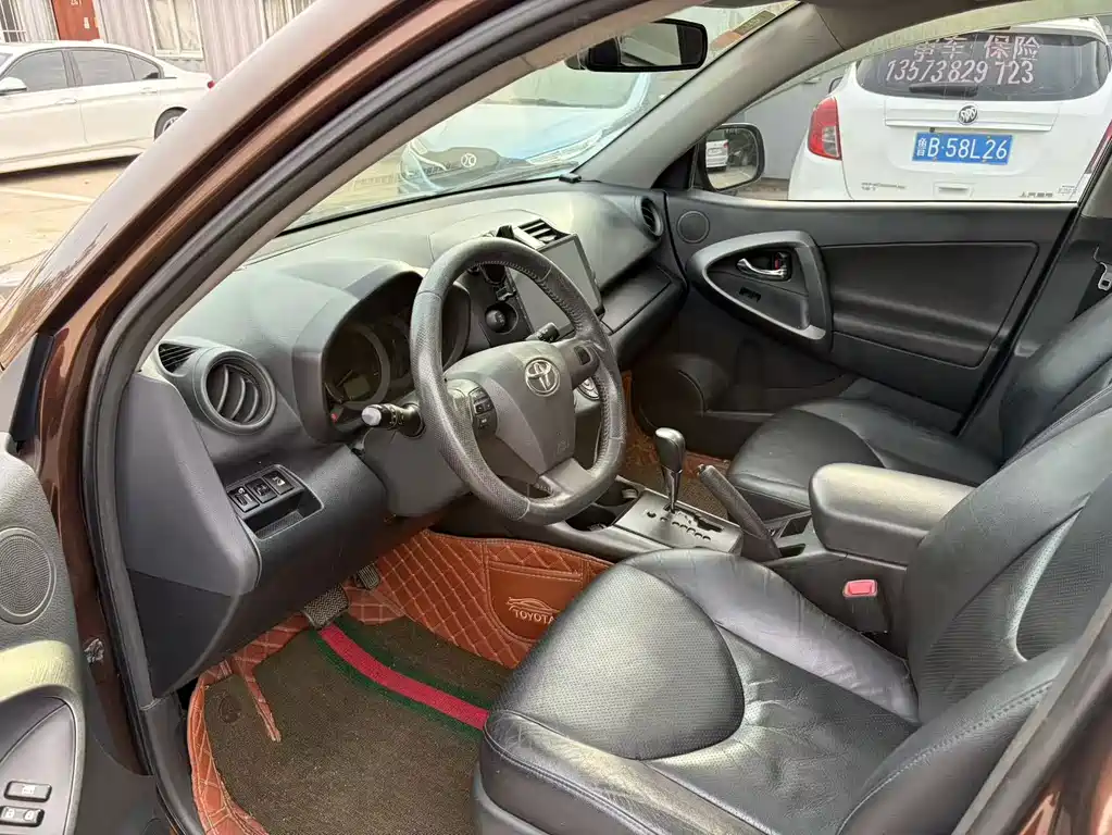 Toyota RAV4 — миниатюра 12