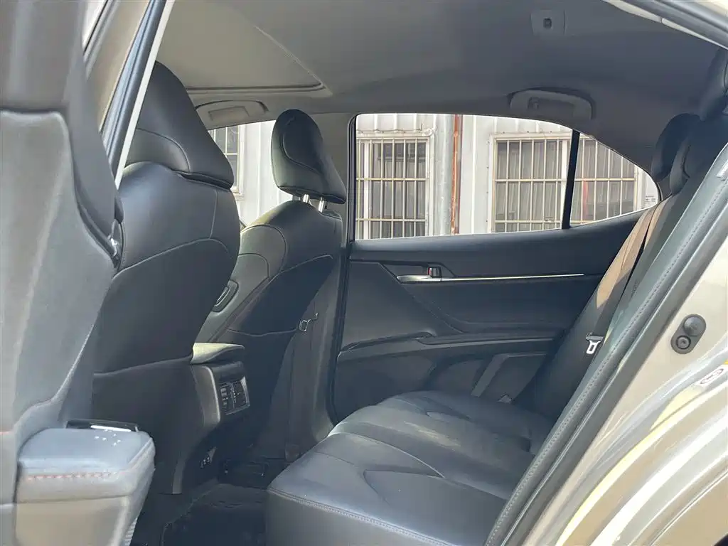 Toyota Camry — миниатюра 7
