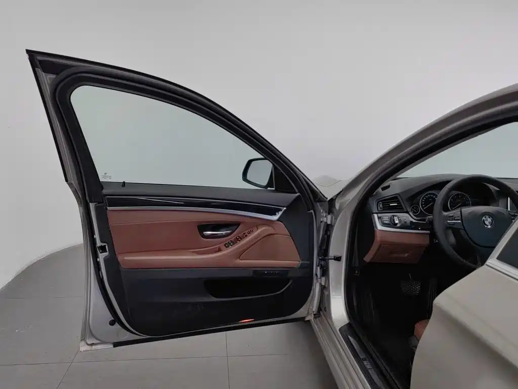 BMW 5 Series — миниатюра 8
