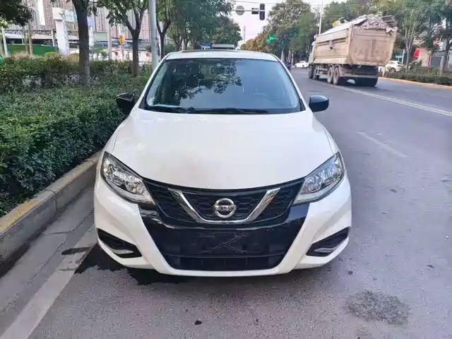 NISSAN TIIDA
