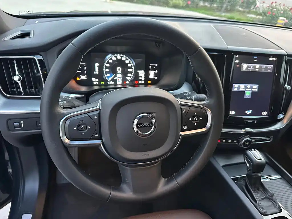 Volvo XC60 - фото 11