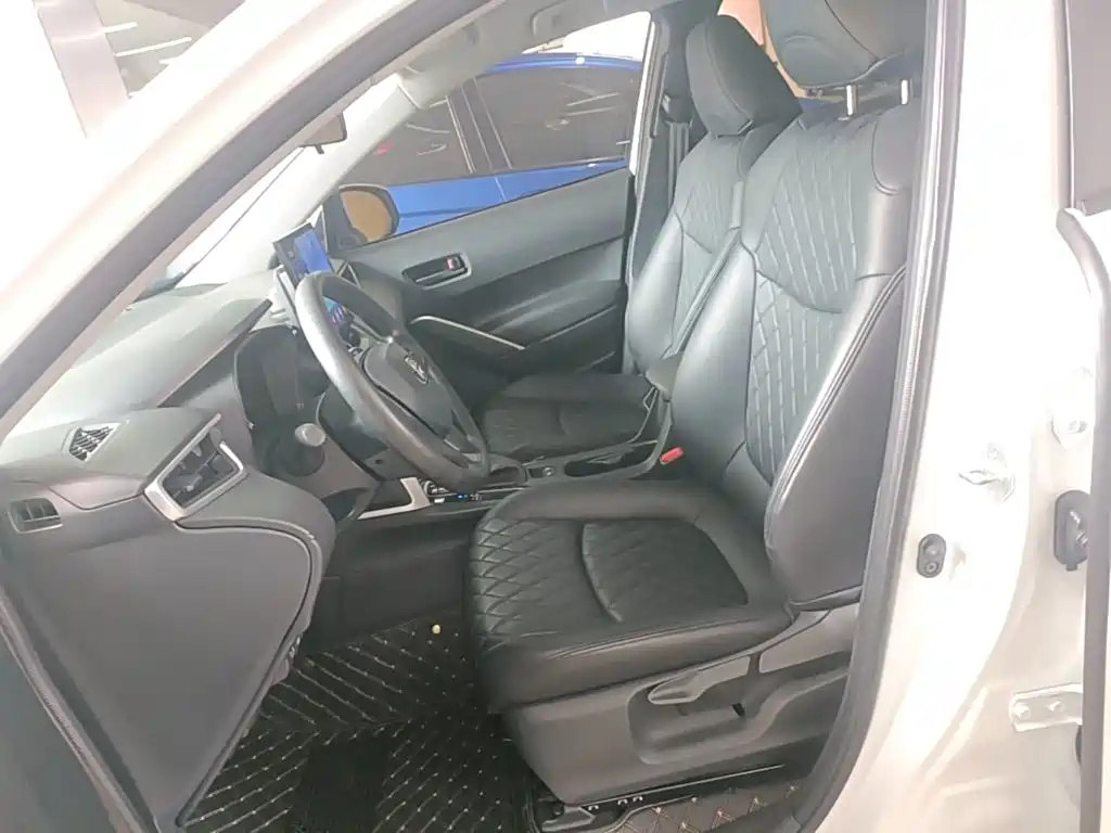 Toyota Corolla Cross — миниатюра 15
