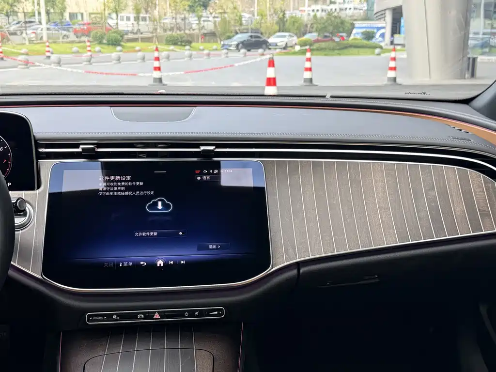 Mercedes-Benz E-Class — миниатюра 15