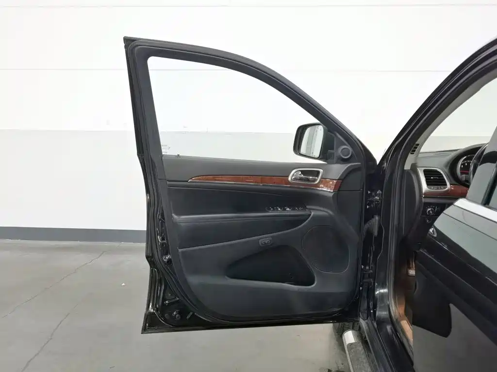 Jeep Grand Cherokee (Import) — миниатюра 8