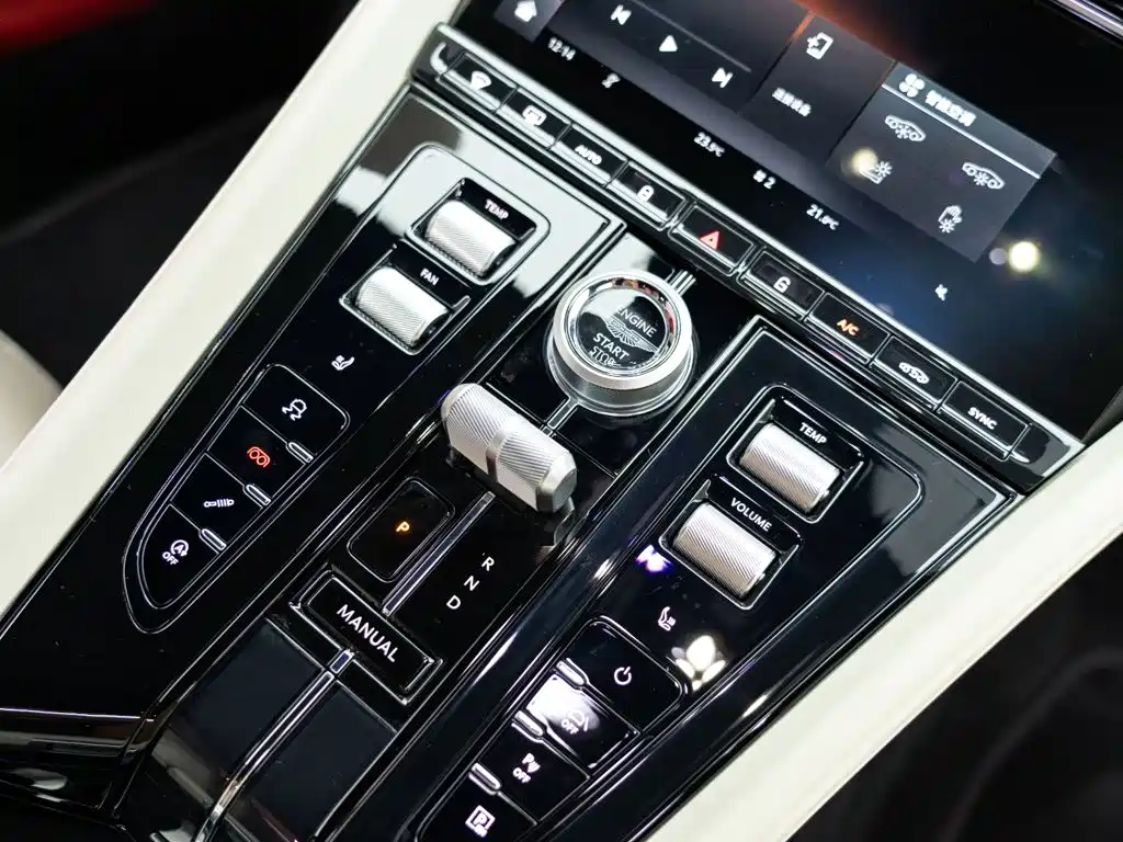 Aston Martin DB12 — миниатюра 17