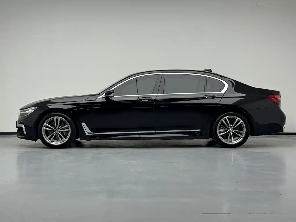 BMW 7 Series — миниатюра 11