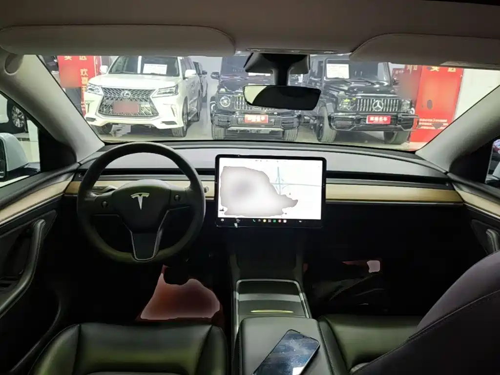 Tesla Model Y — миниатюра 10