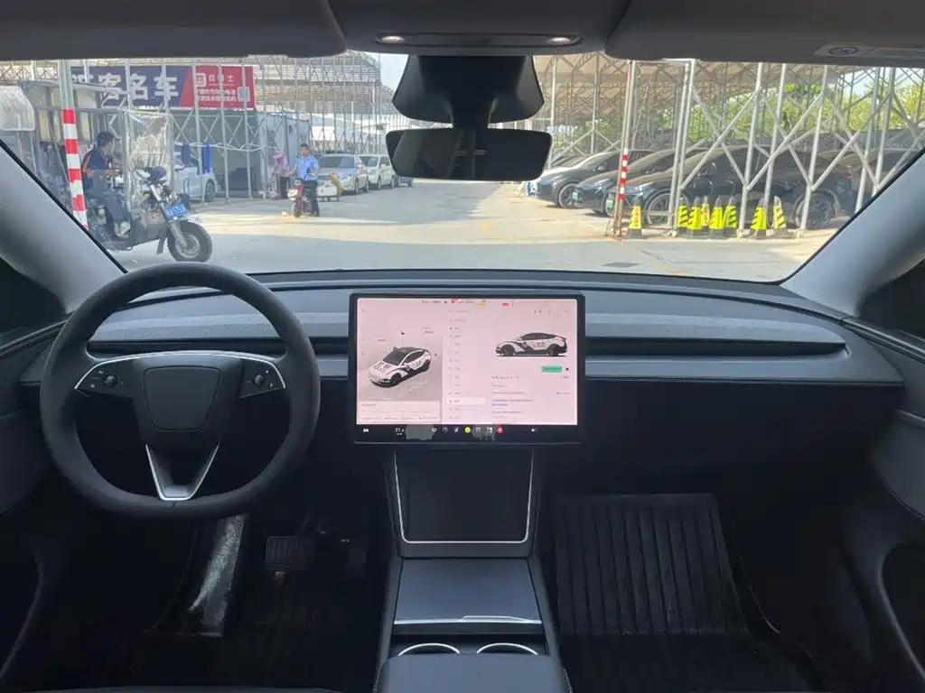 Tesla Model Y — миниатюра 3