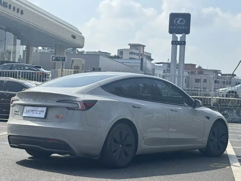 Tesla Model 3 — миниатюра 7