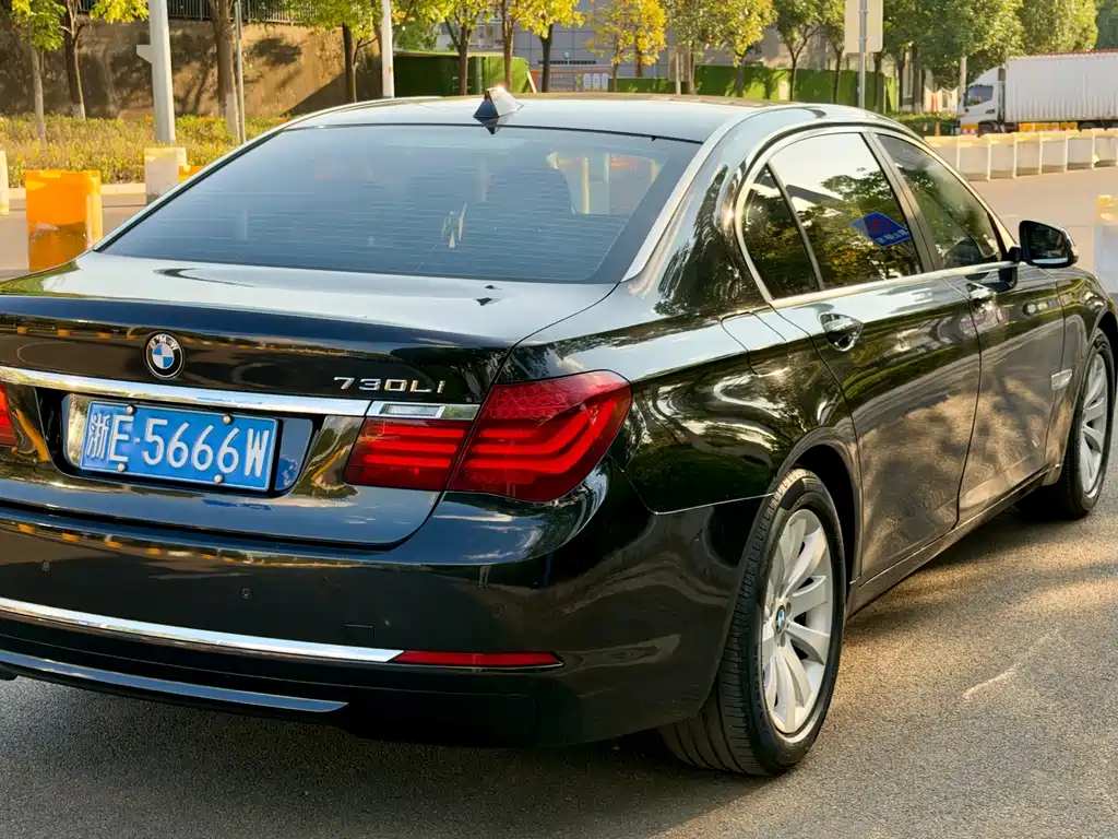 BMW 7 Series — миниатюра 10