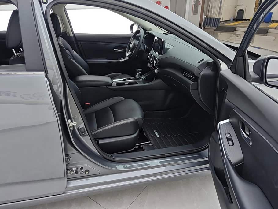 Nissan Sylphy 1.6 л 2023 г. Серебристо-серый, пробег 26500 км