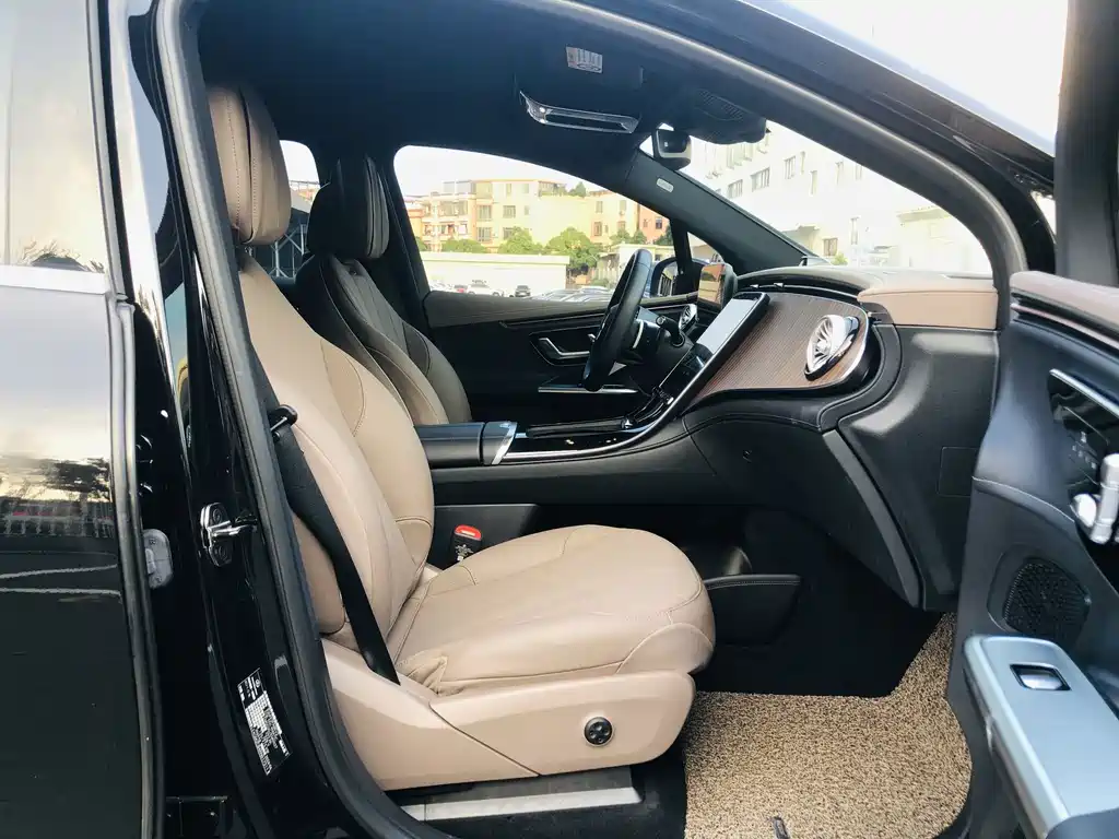 Mercedes-Benz EQE SUV — миниатюра 18