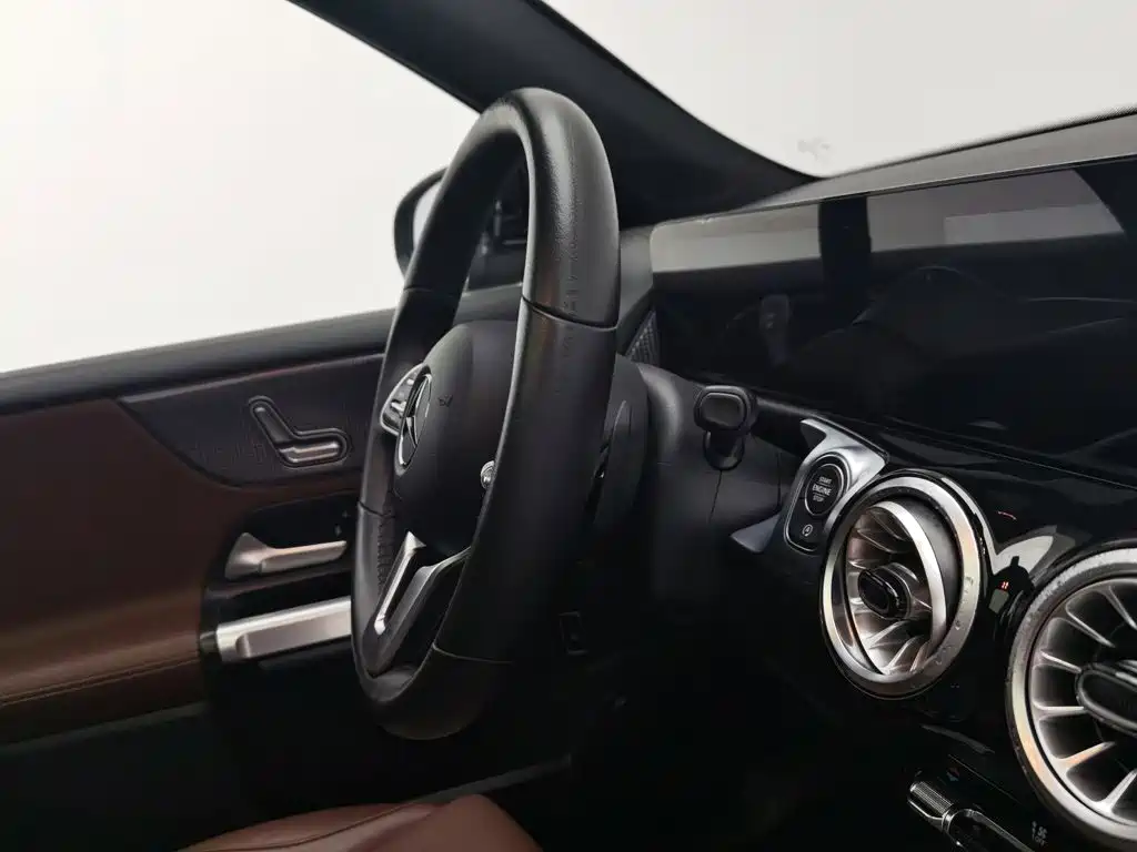 Mercedes-Benz GLB — миниатюра 22