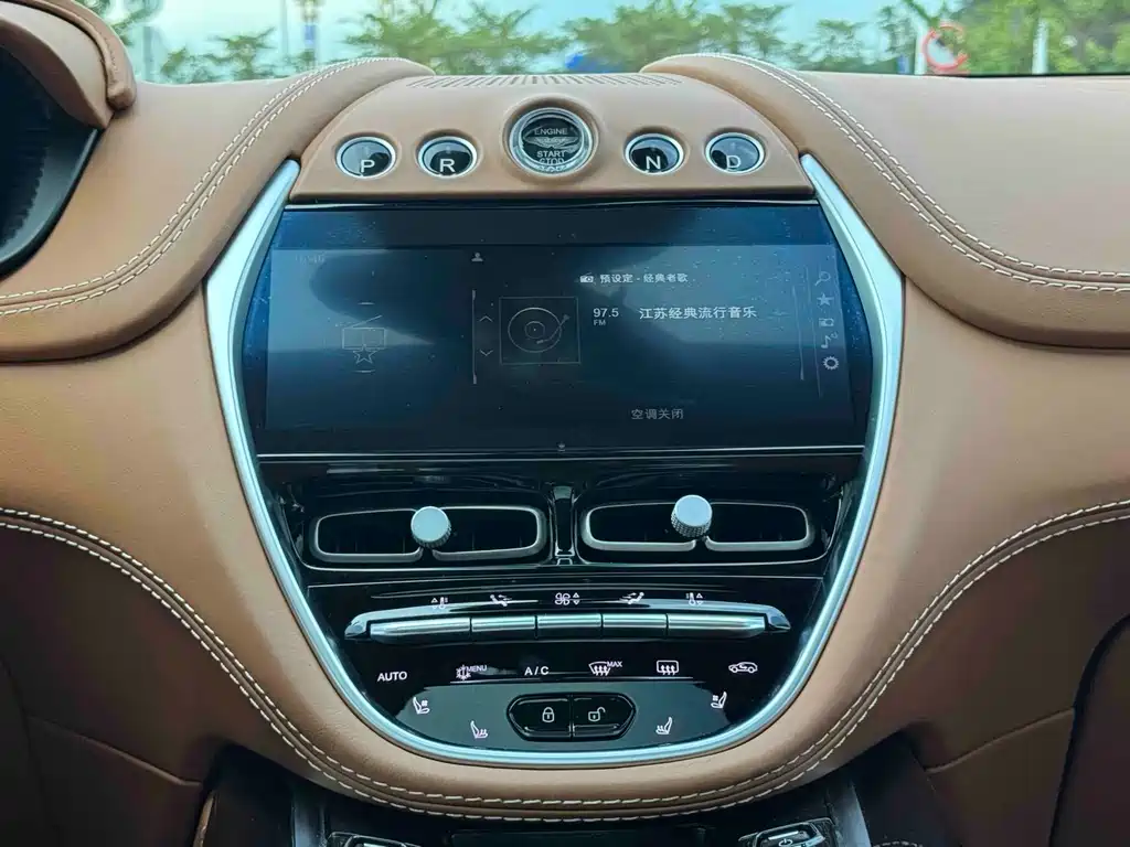 Aston Martin DBX — миниатюра 11