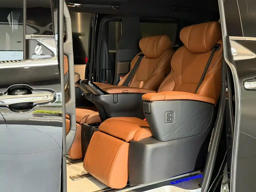 Toyota Alphard — миниатюра 9