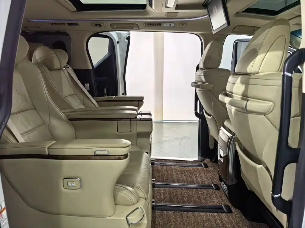 Toyota Alphard — миниатюра 13