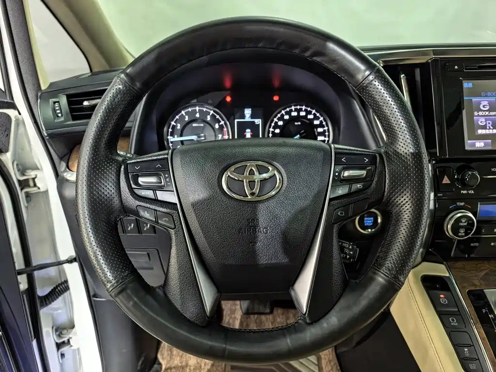 Toyota Alphard — миниатюра 7