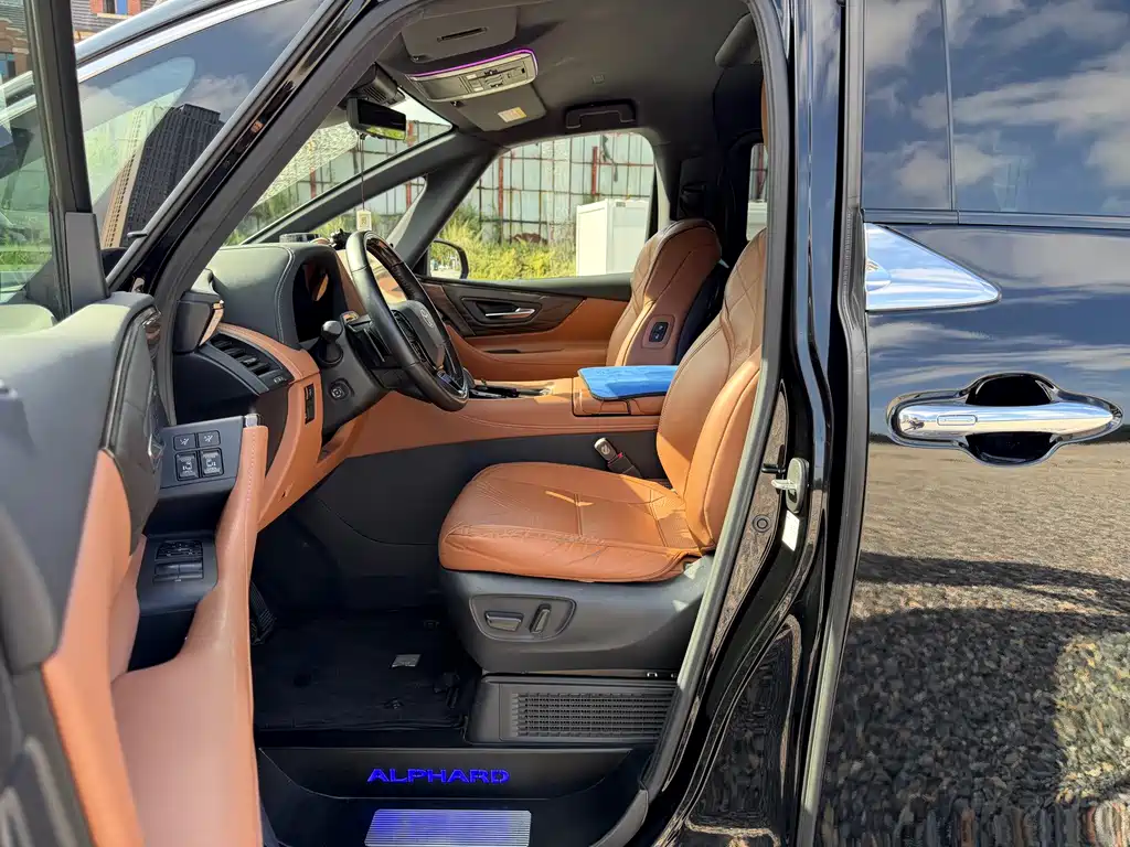 Toyota Alphard — миниатюра 5