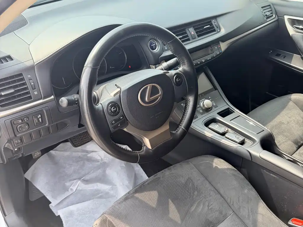 Lexus CT — миниатюра 10