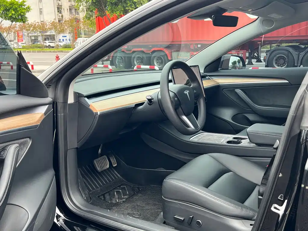 Tesla Model 3 — миниатюра 10
