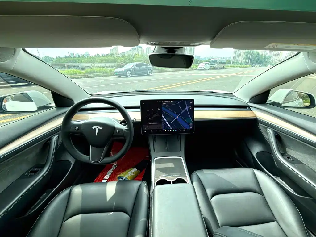 Tesla Model 3 — миниатюра 5