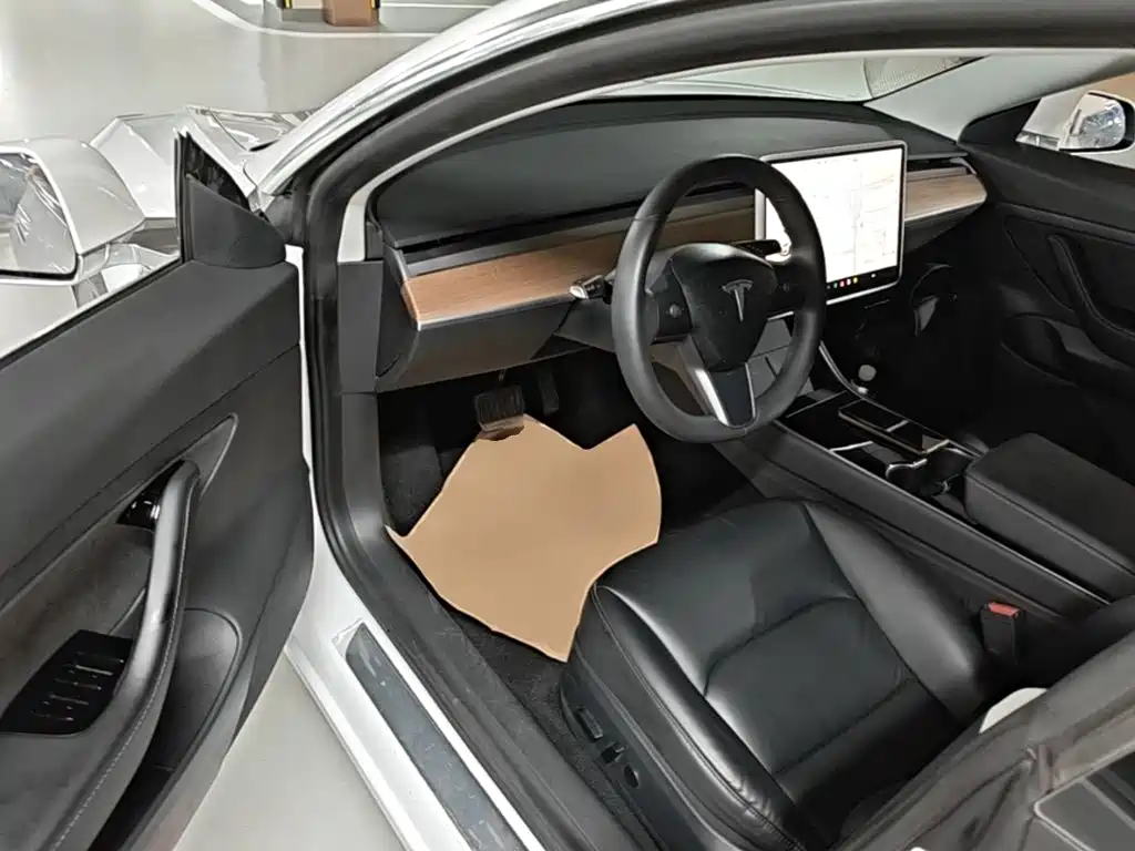 Tesla Model 3 — миниатюра 16