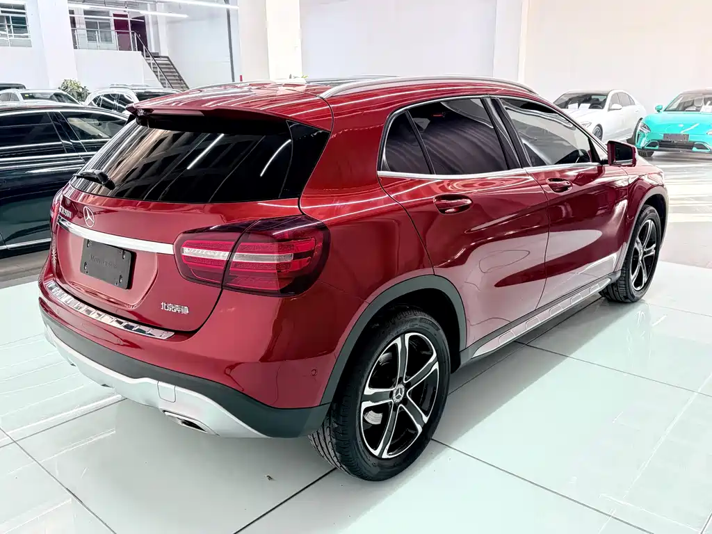 MERCEDES-BENZ GLA
