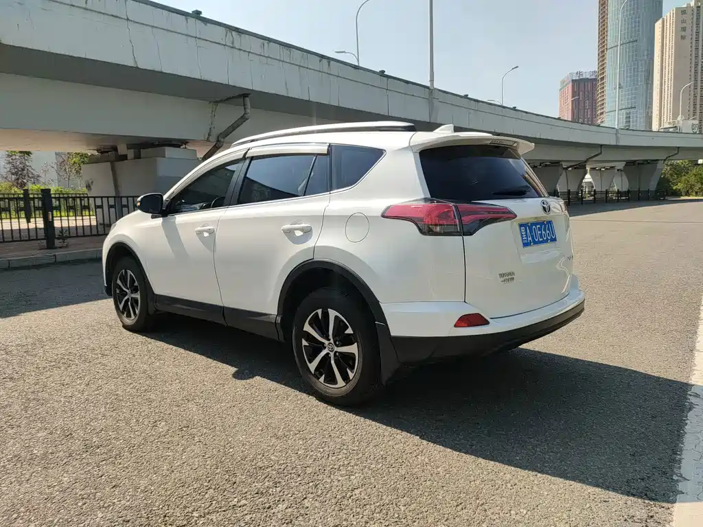 Toyota RAV4 — миниатюра 4