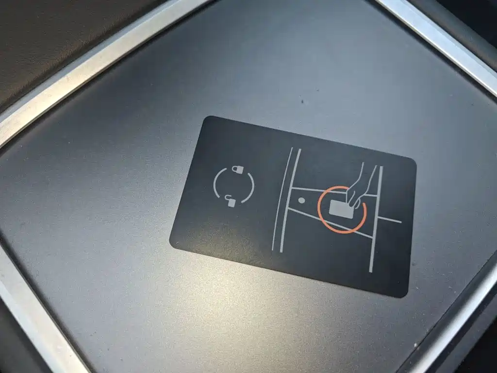 Tesla Model Y — миниатюра 12