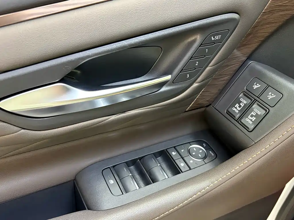 Toyota Alphard — миниатюра 15