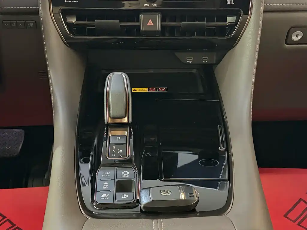 Toyota Alphard — миниатюра 25
