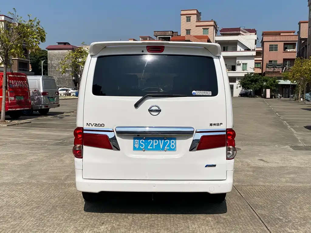 NISSAN NV200