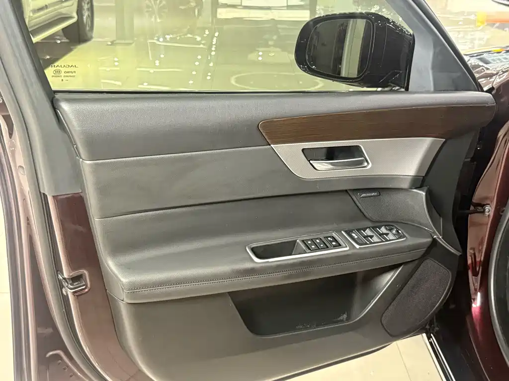 Jaguar XFL — миниатюра 11