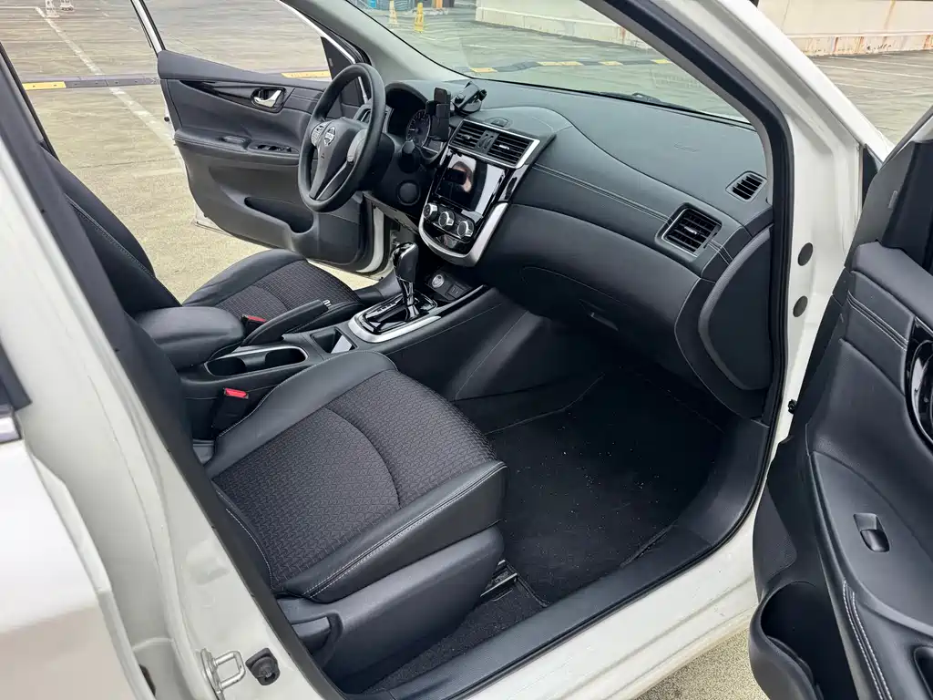 Nissan Tiida — миниатюра 6