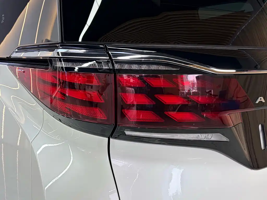 Toyota Alphard — миниатюра 12