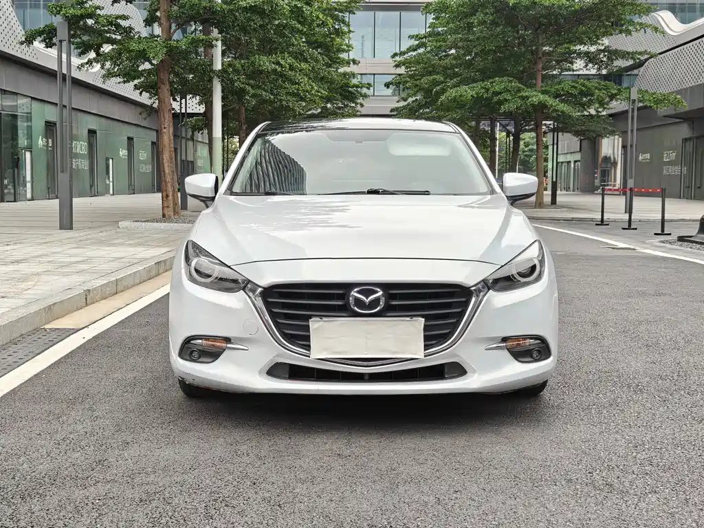 Mazda Mazda3 3 2017 1.5L AT Luxury V