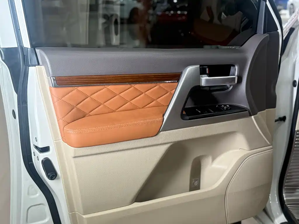 Toyota Land Cruiser — миниатюра 6