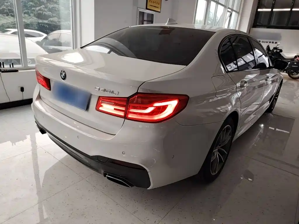 BMW 5 Series — миниатюра 7