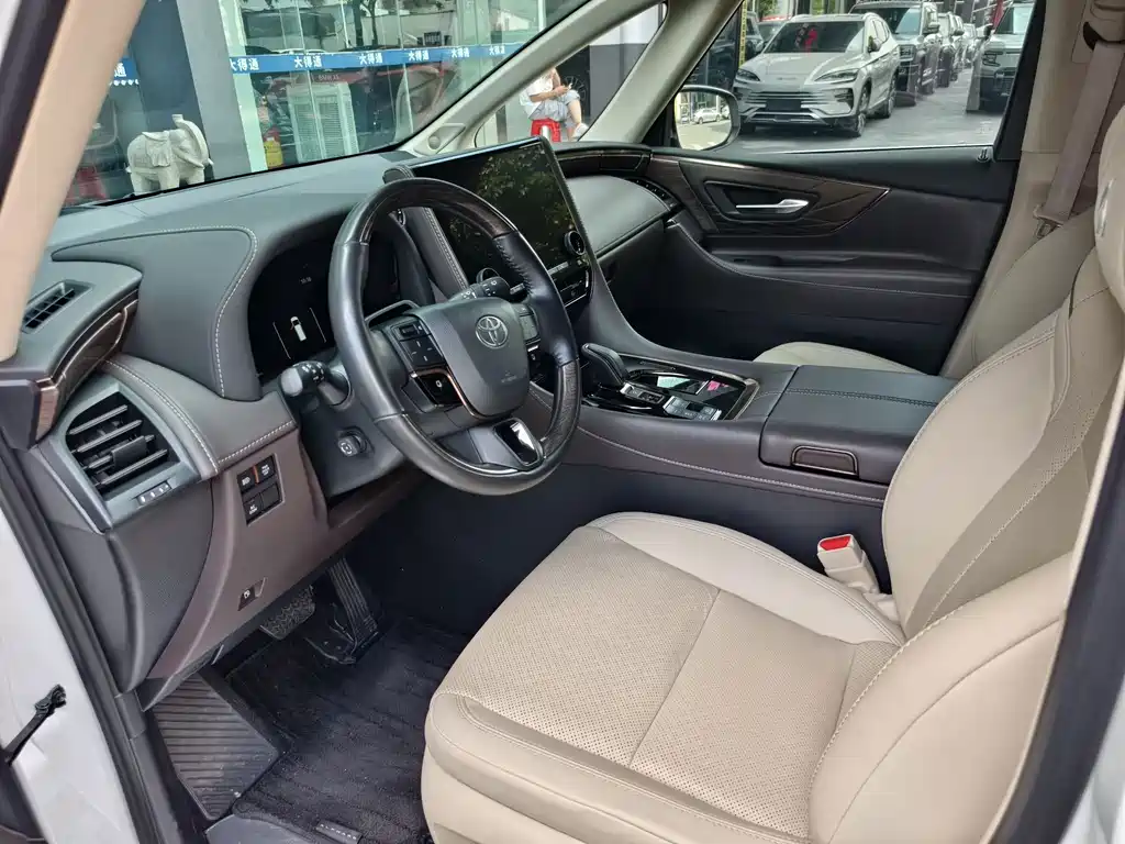Toyota Alphard — миниатюра 5