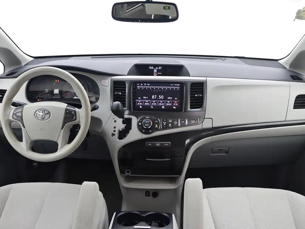 Toyota Sienna — миниатюра 18