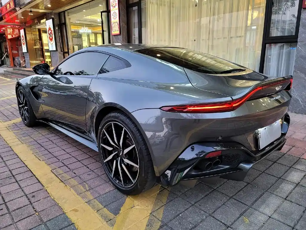 ASTON MARTIN V8 VANTAGE