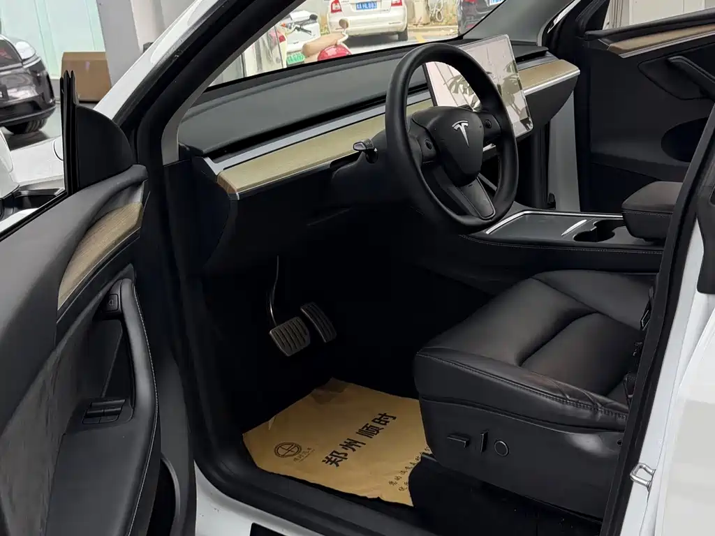 Tesla Model Y — миниатюра 6