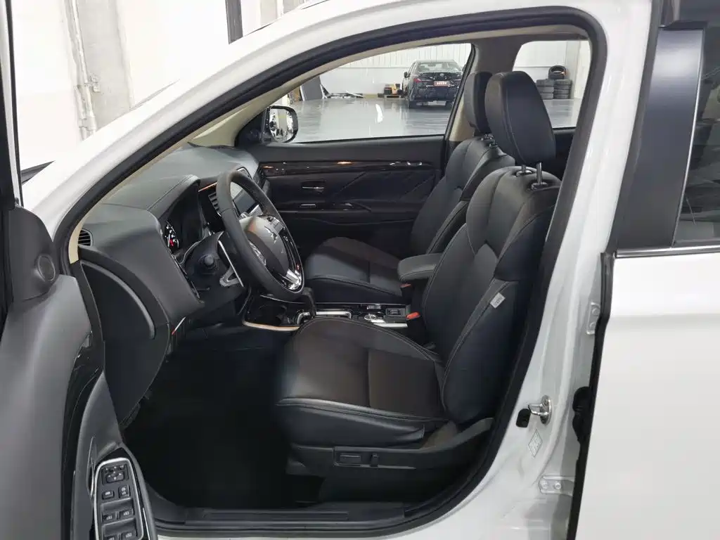 Mitsubishi Outlander — миниатюра 10