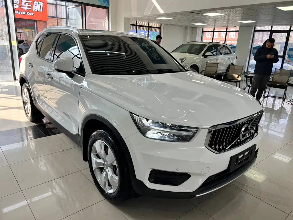 VOLVO XC40