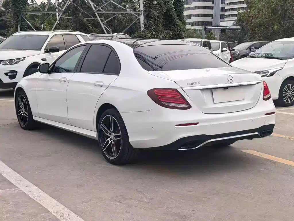 Mercedes-Benz E-Class — миниатюра 7