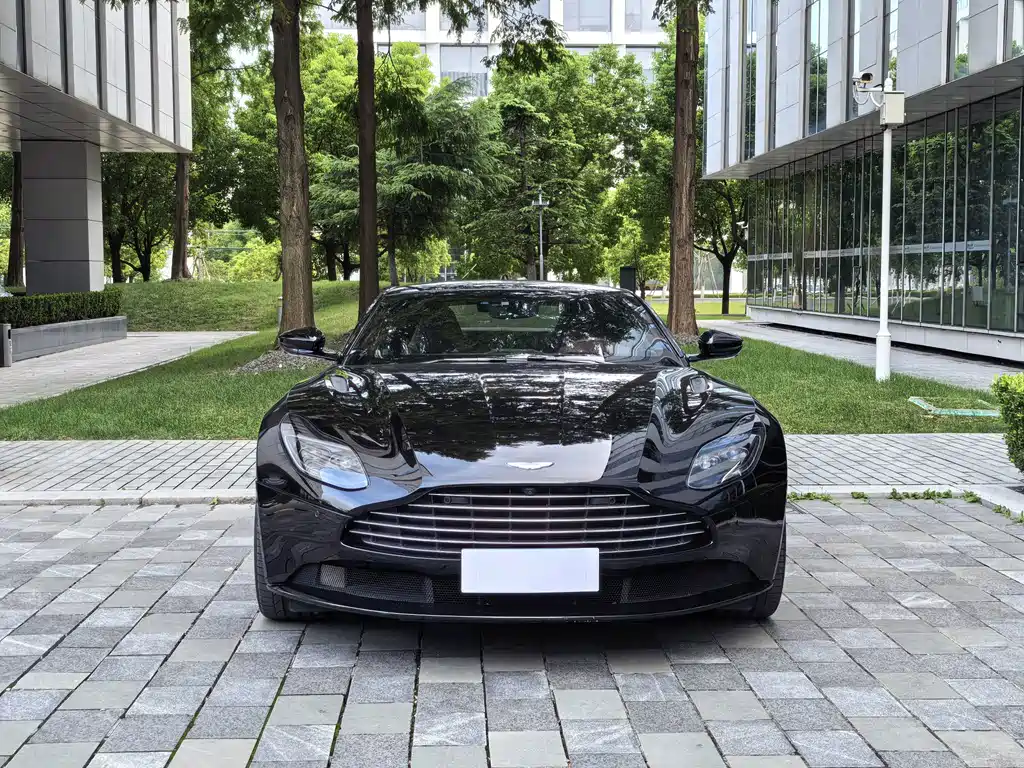 Aston Martin DB11 — миниатюра 2