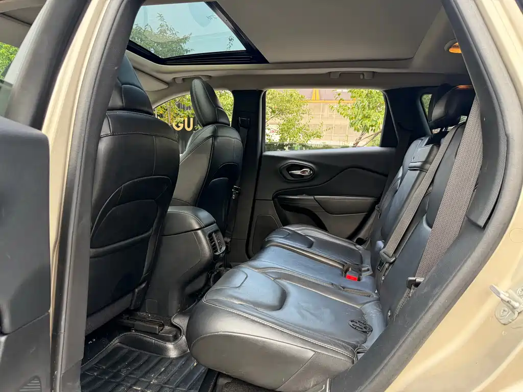 Jeep Cherokee (Import) — миниатюра 9
