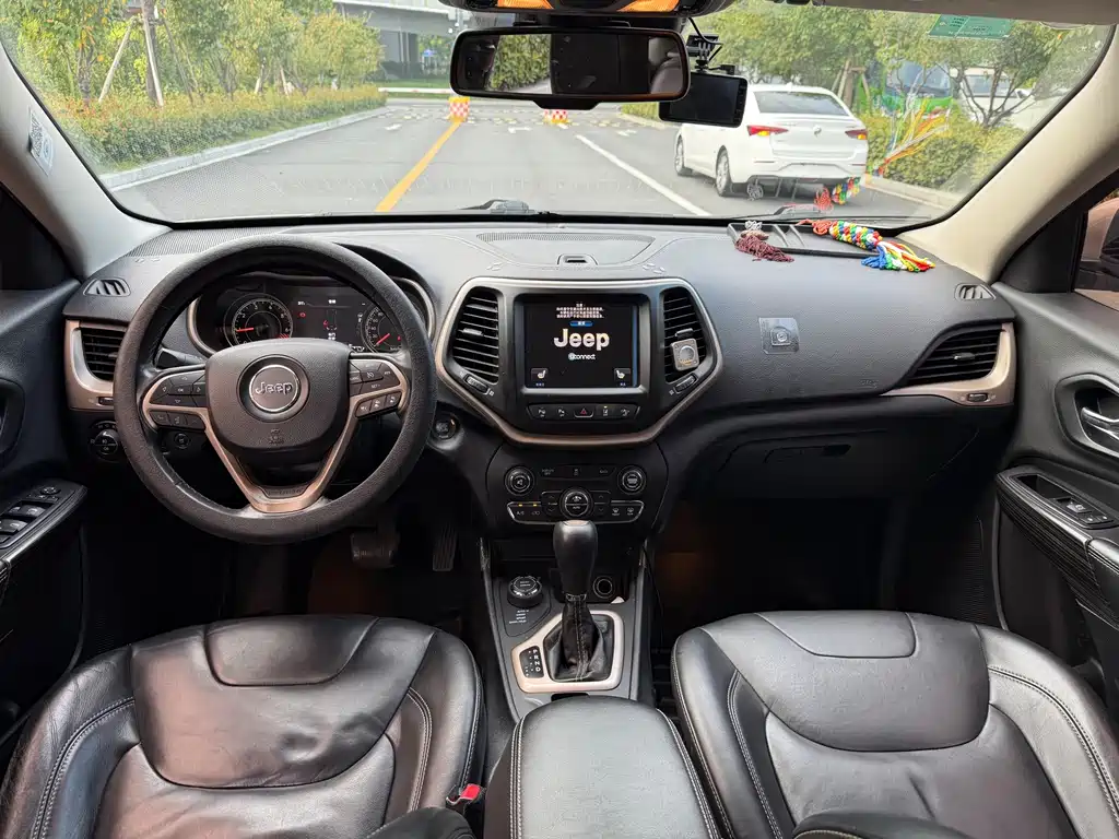 Jeep Cherokee (Import) — миниатюра 11
