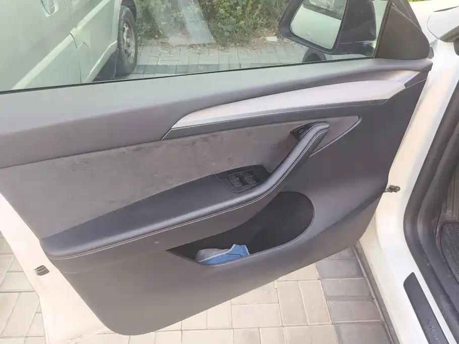 Tesla Model Y — миниатюра 7
